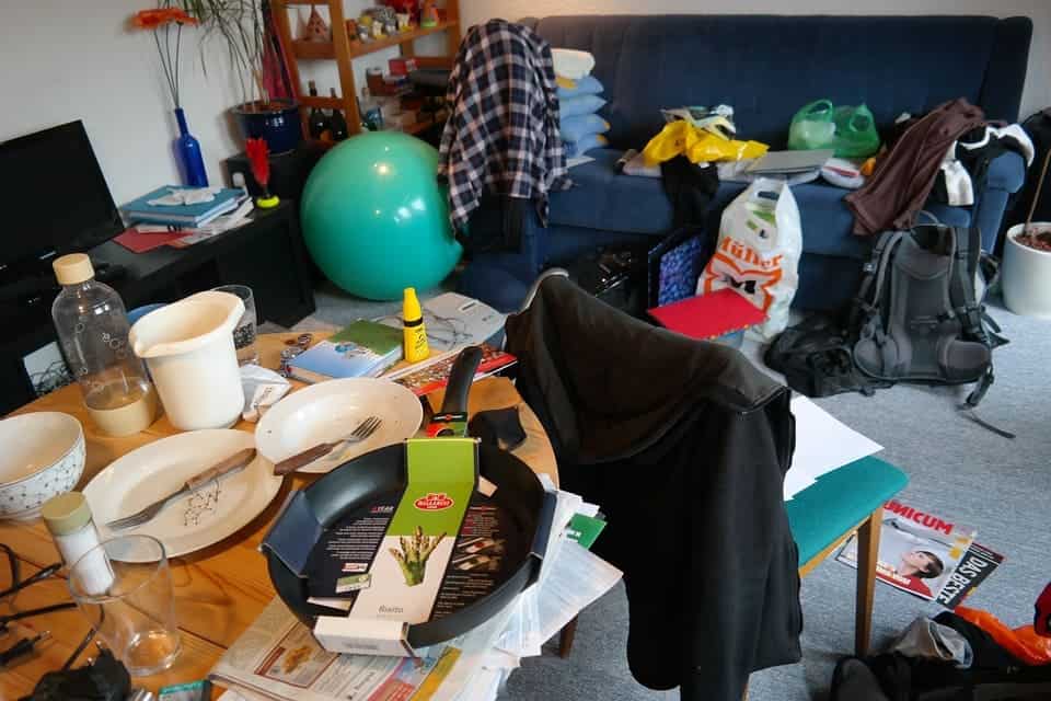 разчистване и организация разхвърляна стая