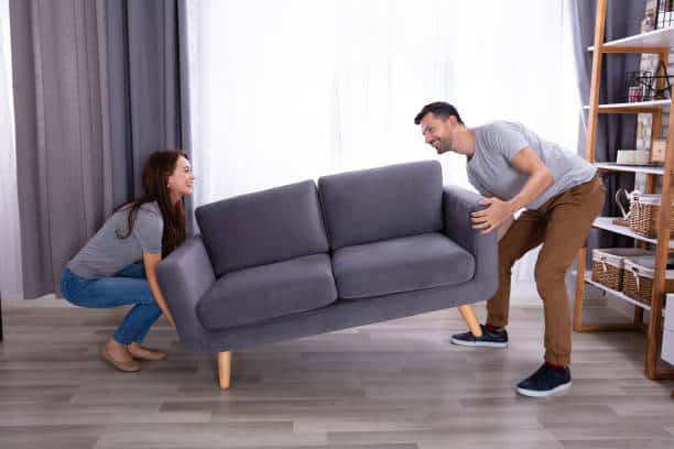 разместване мъж и жена диван