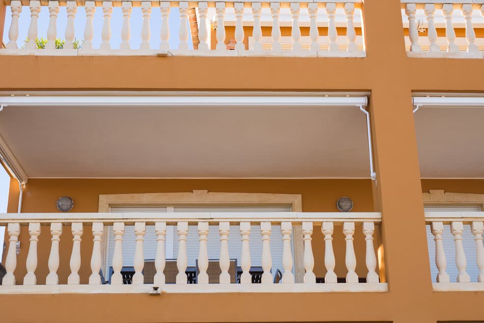 Оранжев балкон на къща