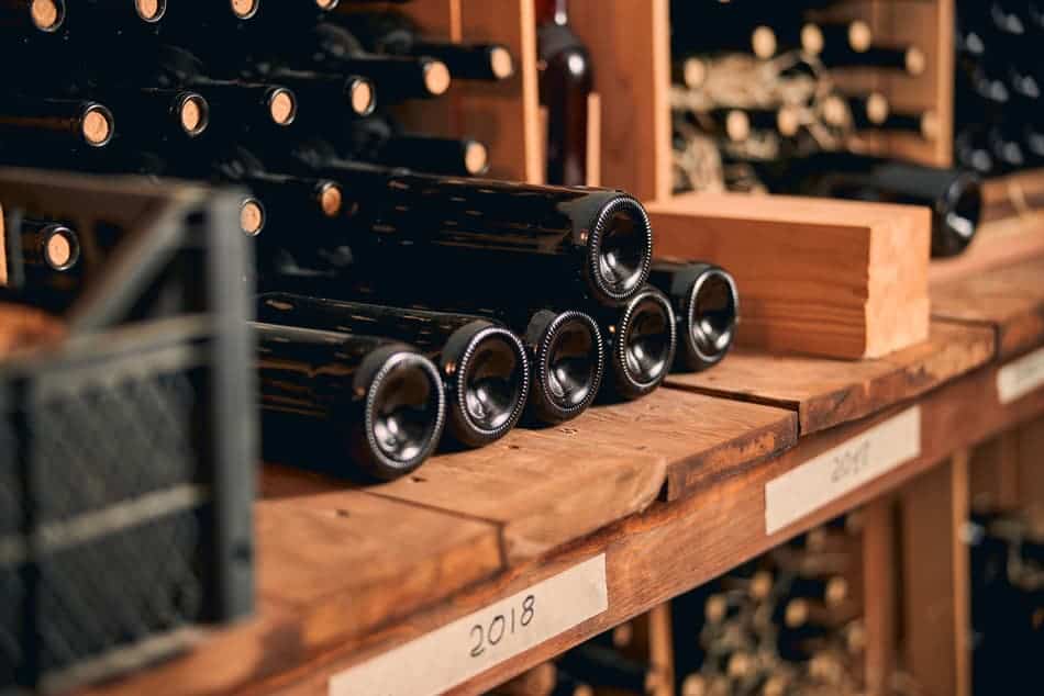 Дървени рафтове с вино