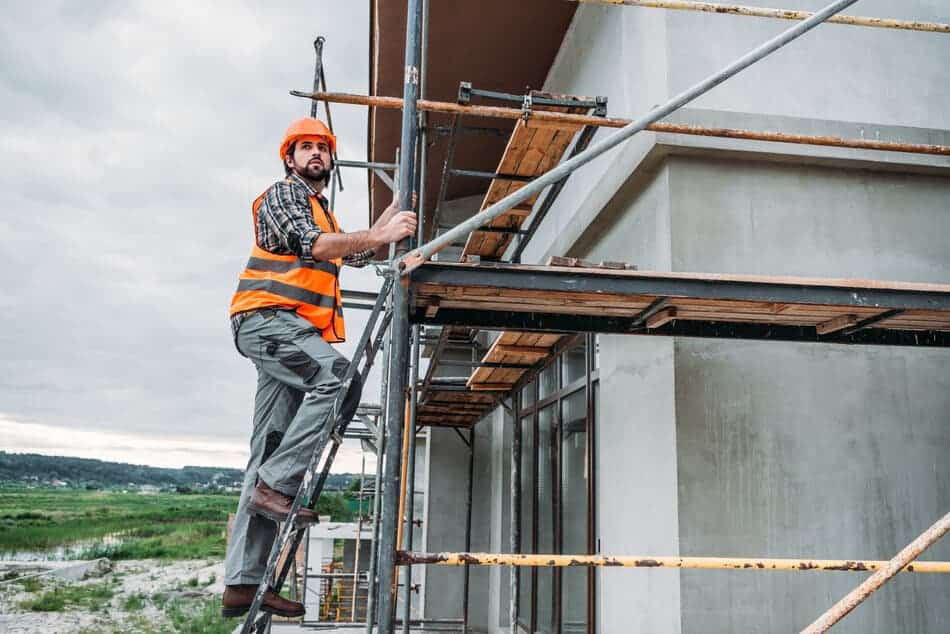 builder climbing on scaffolding at construction si 2022 12 16 16 14 30 utc